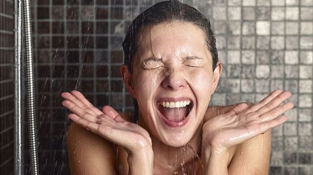 对比淋浴以增加乳房大小